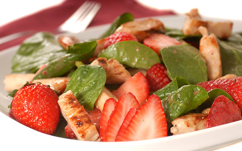 Brawn On A Budget: 10 Cheap Muscle Building Meals - Chicken & Berry Salad