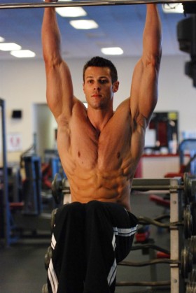 Robbie Sardinia performing hanging knee raises.