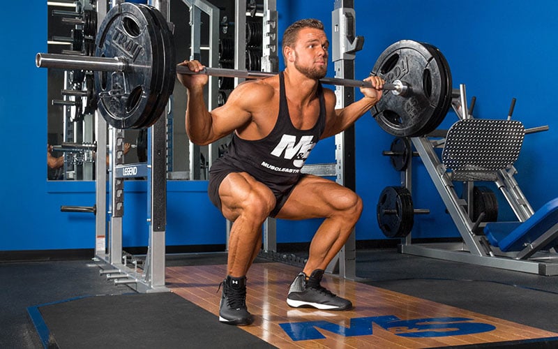 Lean Bulk: Guy performing squats